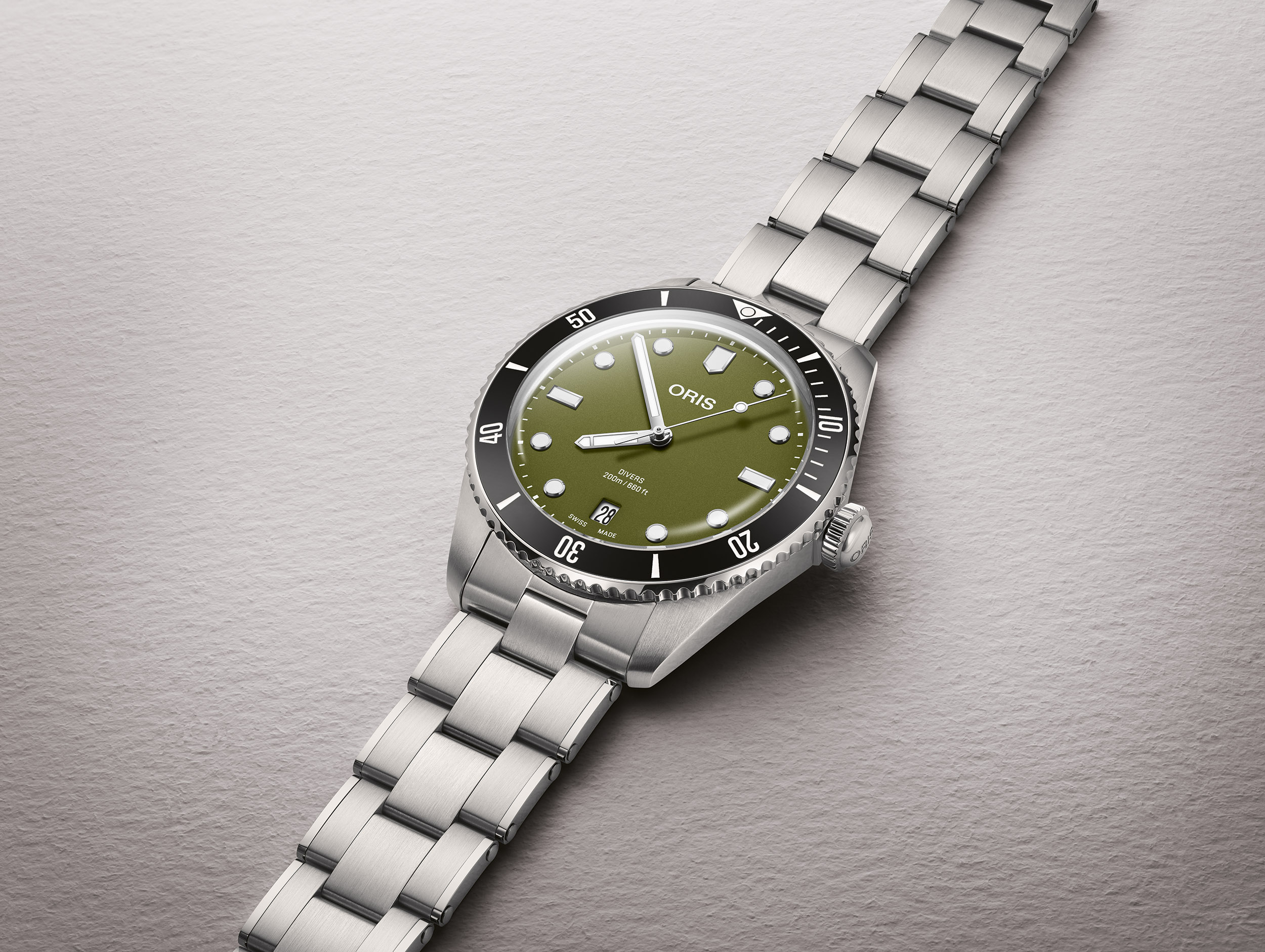 Oris Divers Date Olive, buceador suizo con bisel de cerámica y esfera verde olivo mate